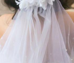 white wedding, bridal headpiece, wedding hair accessories, wedding flower comb